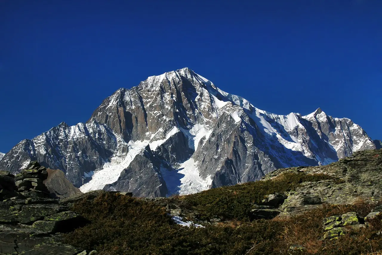 https://upload.wikimedia.org/wikipedia/commons/thumb/7/7f/La_vetta_del_Monte_Bianco.jpg/1280px-La_vetta_del_Monte_Bianco.jpg